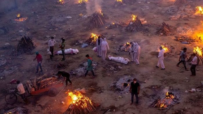 Индия четвёртый день бьёт рекорд по числу случаев COVID-19. Умерших сжигают прямо на улице