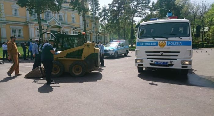 Погрузчик насмерть задавил трехлетнего ребенка в парке в Алматы 