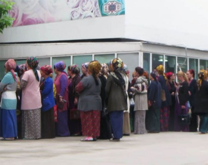 В Туркмении запретили очереди за продуктами, чтобы не дискредитировать президента