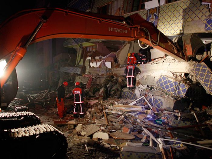 Число жертв землетрясения в Турции превысило 200 человек (ФОТО, ВИДЕО)