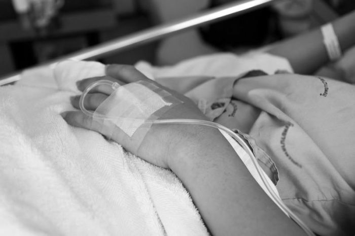 В Атырау женщина с тяжёлой формой COVID-19 родила ребёнка, но сама умерла