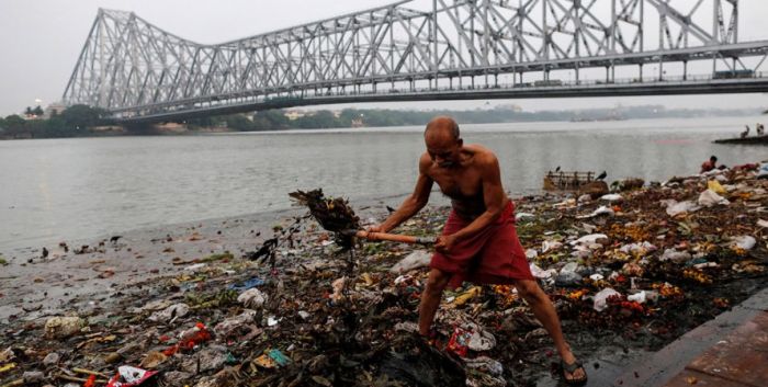 В реке Ганг в Индии обнаружили десятки тел жертв COVID-19