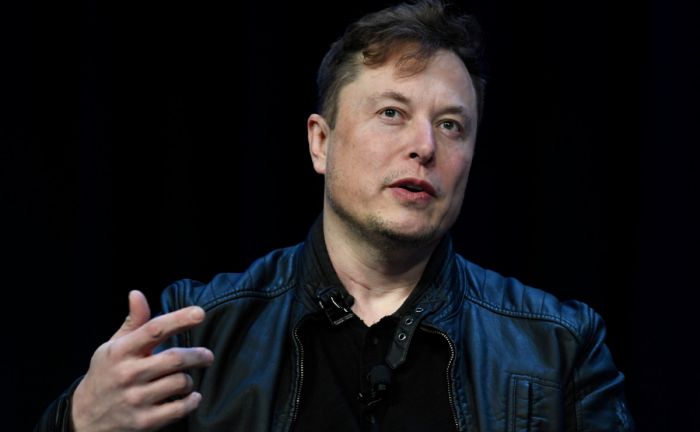 Tesla приостановила продажу электромобилей за биткоины 