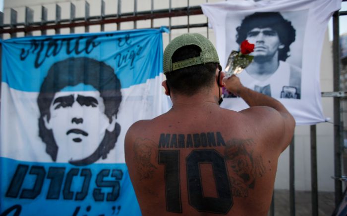 Семерым медработникам предъявили обвинения в смерти Марадоны 