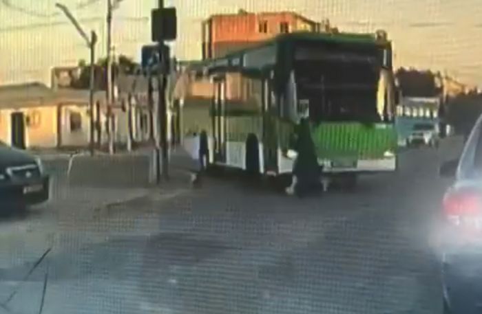 Смерть девушки под колёсами автобуса попала на видеорегистратор