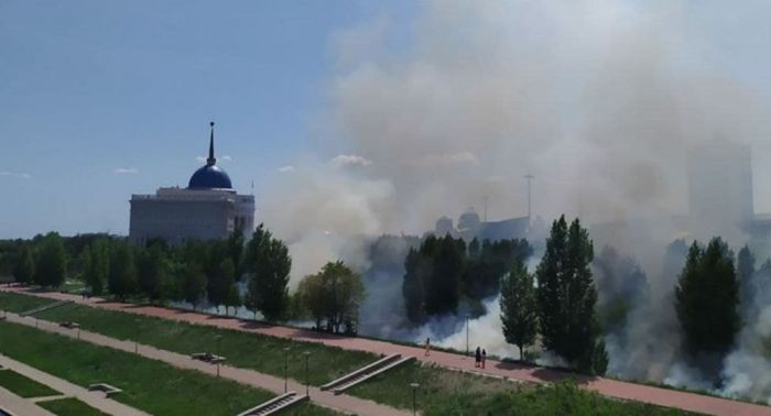 Акорду накрыл дым: пожар возле резиденции президента Казахстана - видео 