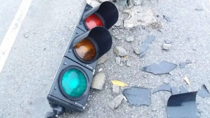 В Нур-Султане школьник разбил светофор 