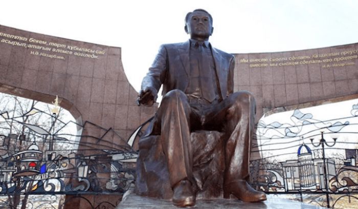 Назарбаев не поддержал идею установить ему памятник в Туркестане