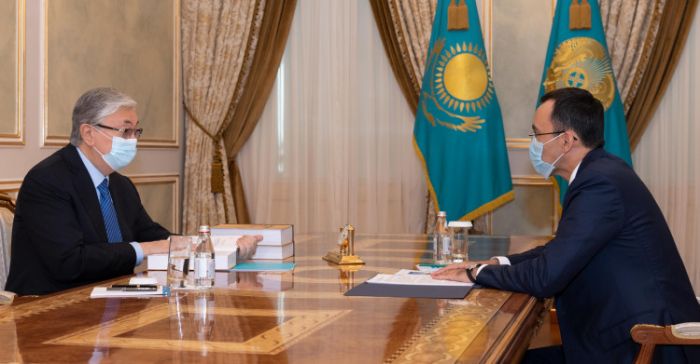 Токаеву представили трехтомник о принудительной коллективизации в Казахстане 