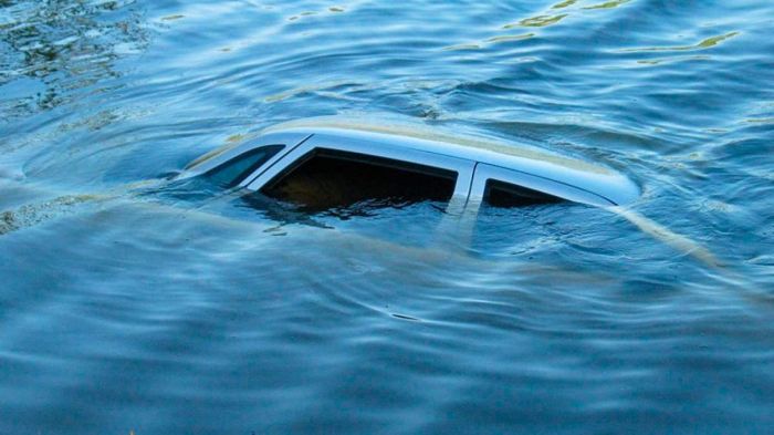 Житель ЗКО утонул вместе с машиной, переправляясь на пароме через Урал 