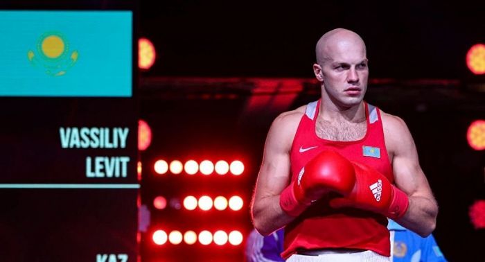 Левит отказался надевать серебряную медаль на чемпионате мира по боксу - видео 