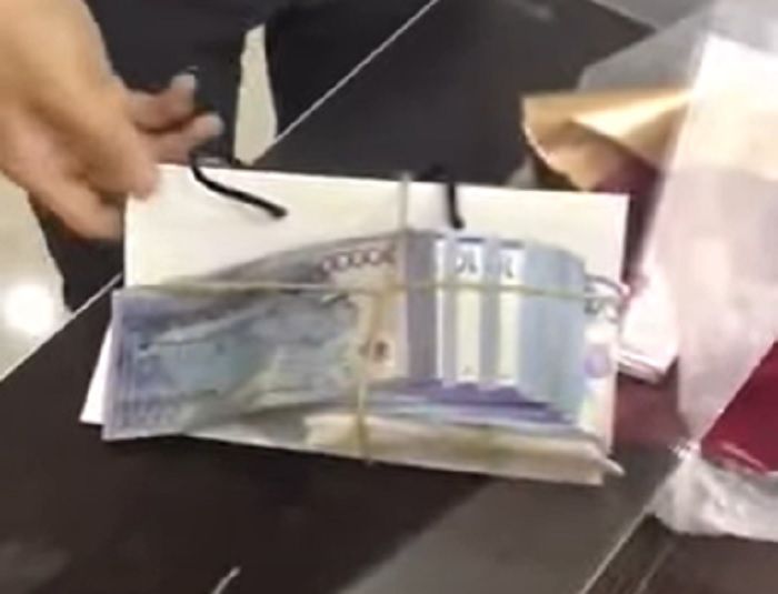 Деньги в конверте и парфюм оставила женщина в суде в Мангыстау 