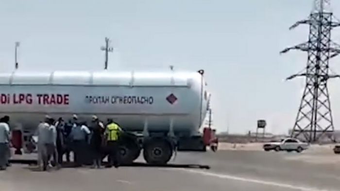 Водители перекрыли дорогу в Актау в знак протеста против платных трасс