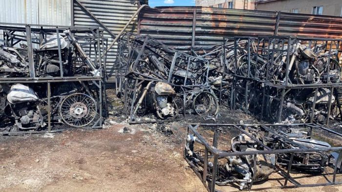 36 мотоциклов сгорели в столичном магазине 