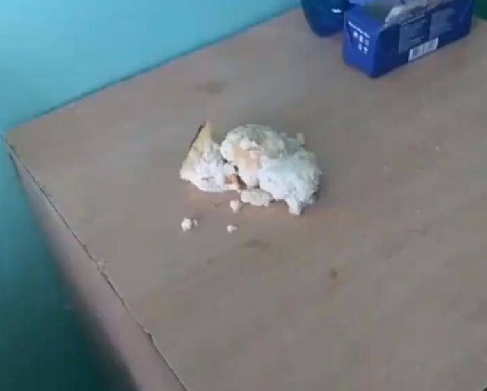«Тарелок у нас нету»: в Петропавловске пациенту больницы положили полдник на тумбочку