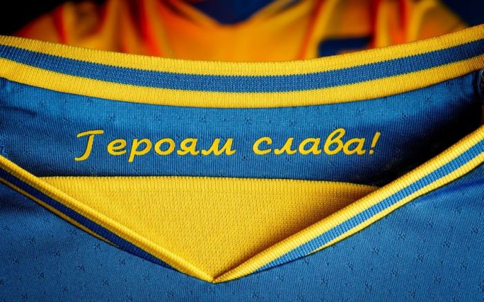 Лозунг «Героям слава» сделали на Украине официальным футбольным символом