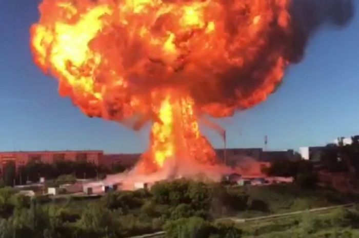 Момент взрыва на АЗС в Новосибирске попал на видео 