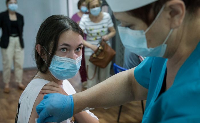 В Москве обязали вакцинировать 60% работающих 
