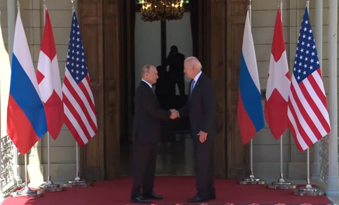 Путин и Байден прибыли на переговоры и пожали руки 