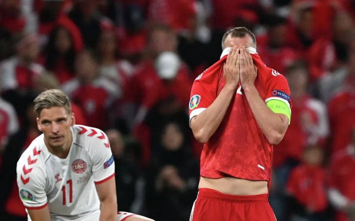 «Сами себя убиваем»: сборная России вылетела с Евро-2020 после поражения от датчан 
