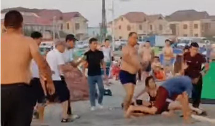 Массовая драка на пляже Актау попала на видео 