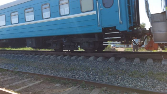 Пассажирский поезд сбил мужчину в Уральске