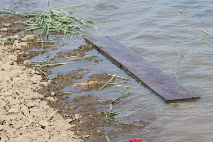 Грязь и нищета атырауских пляжей 