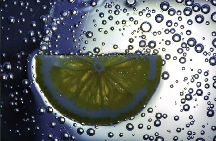 Врач рассказал, кому нельзя пить воду с лимоном натощак 