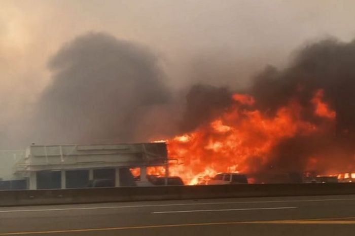 "У людей было 15 минут на сборы". В Канаде из-за небывалой жары сгорел поселок 