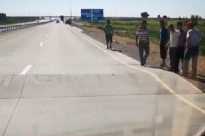 Бетон поднялся на трассе Алматы - Хоргос, повреждены несколько авто 