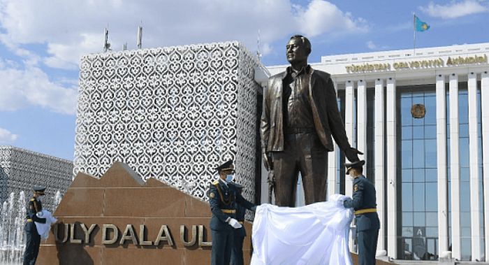 Вслед за Нур-Султаном памятник Назарбаеву открыли и в Туркестане 