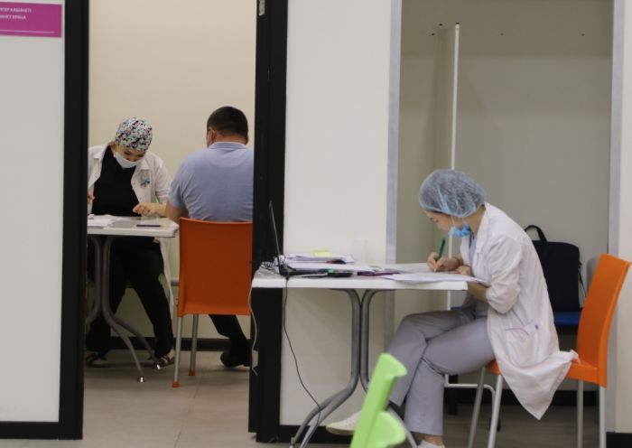 Санврачи Казахстана определились со штрафами за невакцинированных сотрудников 