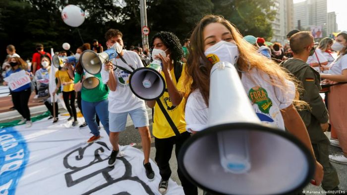 Президента Бразилии подозревают в коррупции при закупке вакцин