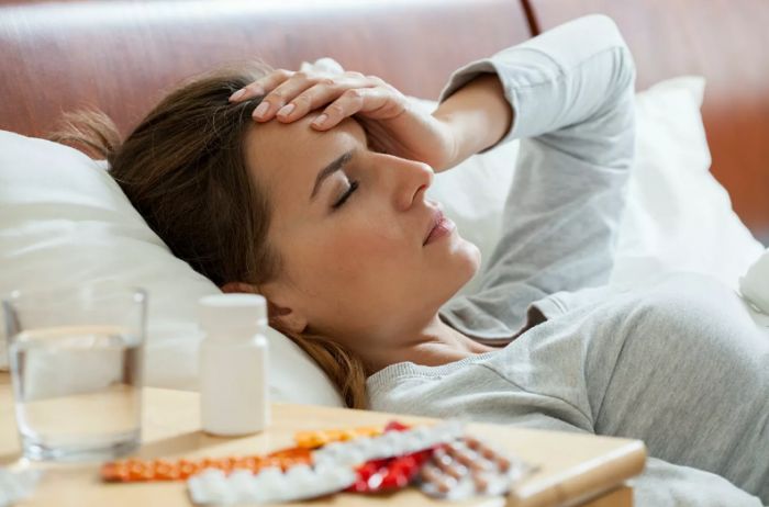 Врач рассказал, как отличить обычную головную боль от "коронавирусной" 