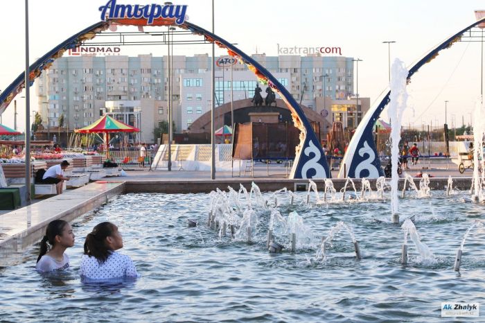 Как жители Атырау спасаются от аномальной жары