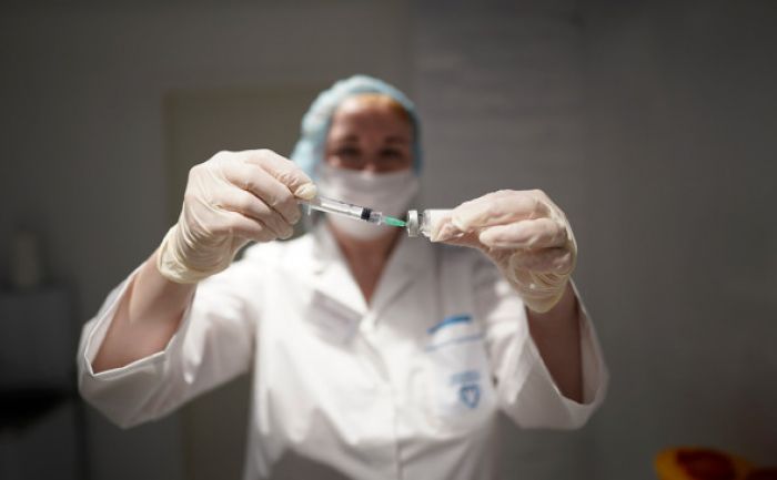 В МИД Франции призвали партнеров не признавать вакцины от COVID из России 