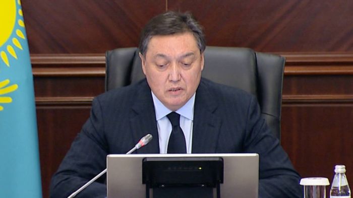 Зарплаты госслужащим и педагогам увеличат в Казахстане в этом году - Мамин 