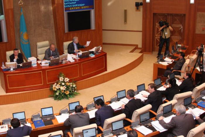 Депутаты обратились к Президенту с просьбой о роспуске мажилиса парламента Казахстана