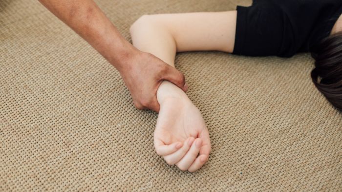 Муж избил жену и оставил на улице с ребенком в Кызылорде