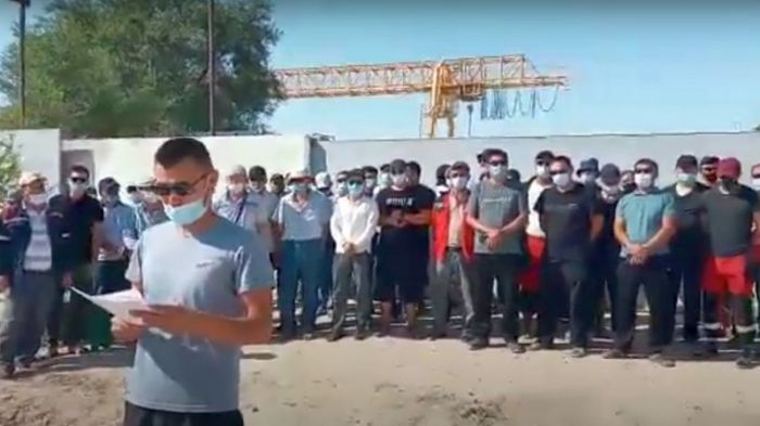 Повысить зарплату требуют нефтяники сразу нескольких компаний в Мангыстау 