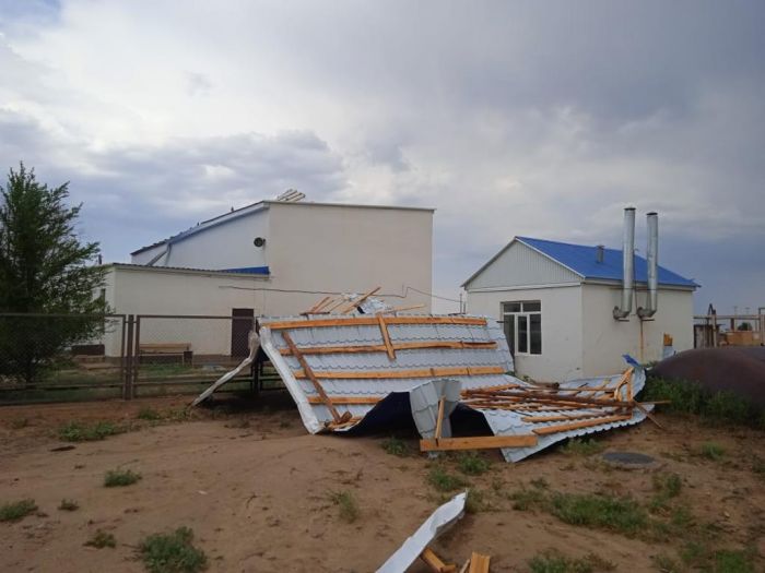 Ветер сорвал крышу школьного спортзала в селе Карабау