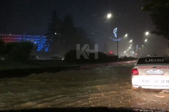 В Сочи включили сирены и предупредили об эвакуации из-за наводнения 