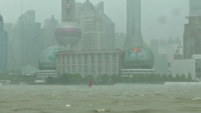 Тайфун парализовал Шанхай и движется на Токио
