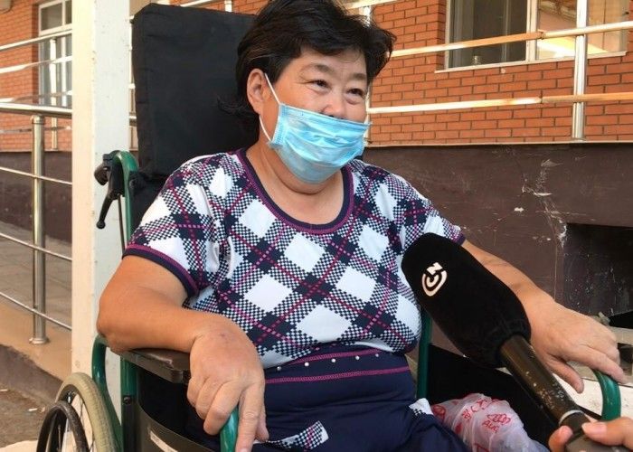 В Атырау пациентка с 90% поражением лёгких выписалась из инфекционного стационара