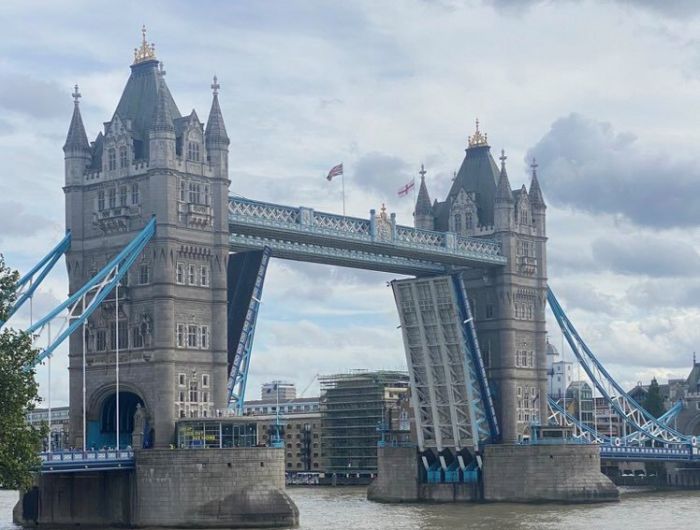 Тауэрский мост застрял в разведенном состоянии из-за поломки 