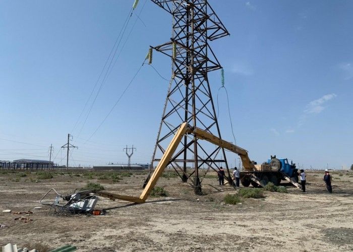 В Атырау из-за неисправной автовышки погиб электромонтер, второй в тяжёлом состоянии 