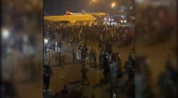 В аэропорту Кабула возникли хаос и паника на фоне отмены рейсов 