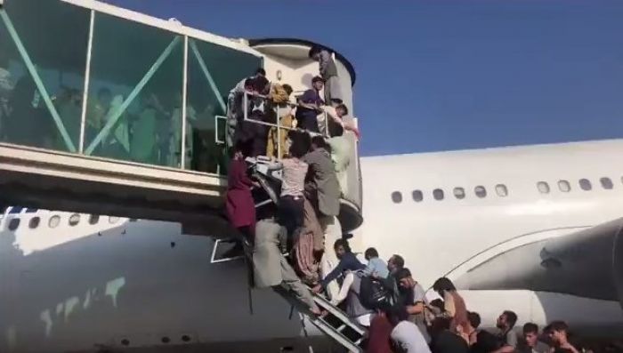 Сотни людей штурмуют самолеты в аэропорту Кабула. Видео 