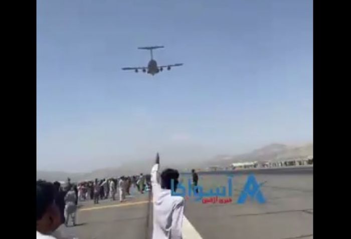 Несколько человек погибли при падении с улетающего из Кабула самолета - СМИ 