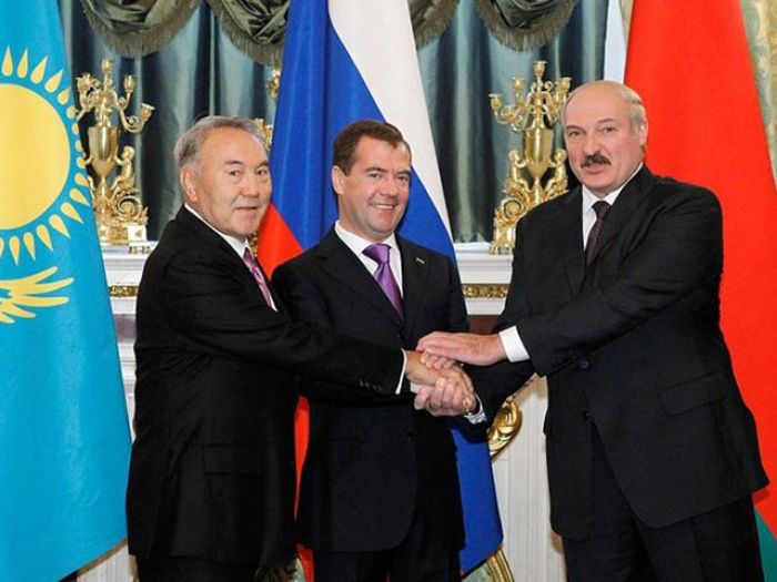 Медведев создает евразийскую зону в пику европейской